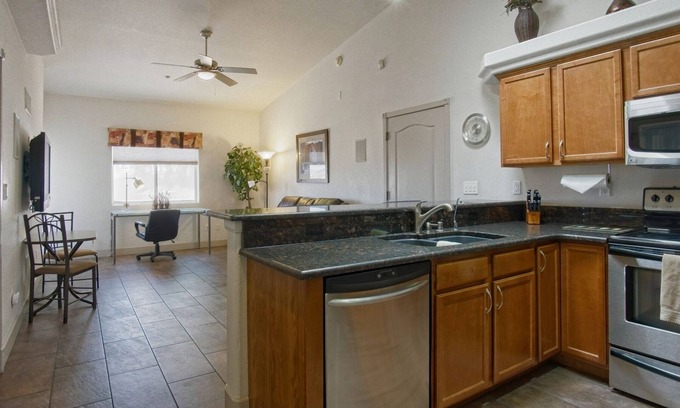 Lake Havasu City Villa | Beautiful 1 Bdrm Villa! Overlooks Pool with 44' Deep 13'6" High Attached Garage