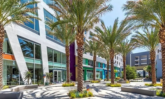 Warner Center Apartment | Beautiful 1 Bedroom Near Topanga Mall