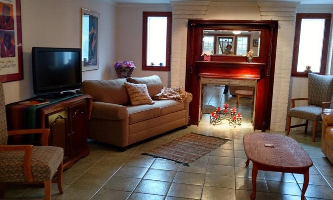 Marlyville - Fontainebleau Apartment | Beautiful 1 Bedroom in Safe, Historic Neighborhood