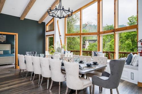 The Blue Mountains Ski Chalet | Beautiful 10Br Chalet Large Hot Tubs Firepit View