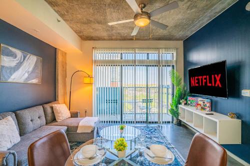 Evans Churchill Apartment | Beautiful 1BD - Central Downtown -Gym, Pool, Parking