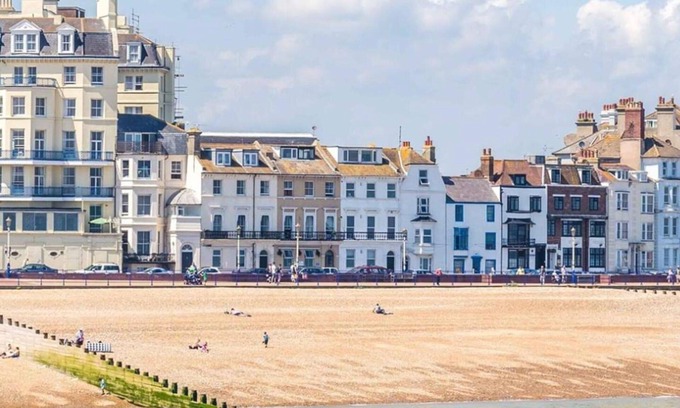 Eastbourne City Centre Apartment | Beautiful 2 Bed Balcony Apart Seafront Eastbourne