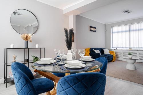 Failsworth Apartment | Beautiful 2 Bed House Near Etihad Stadium & Coop Live, sleeps 5, Free Parking