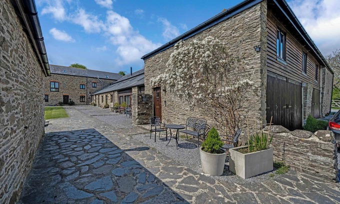 Burgh Island House | Beautiful 2 bed rural barn close to Bigbury on Sea. Golf, Beaches & Countryside