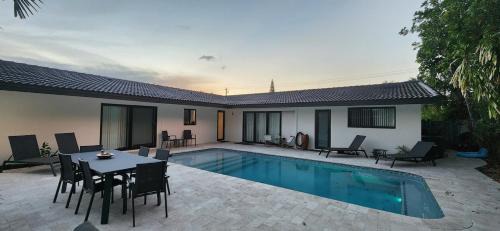 Coral Ridge Isles House | Beautiful 2-bed Suite with Heated Pool near beach