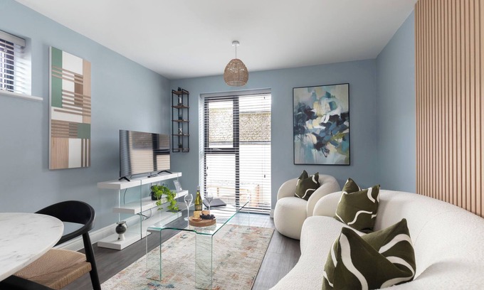 Gloucester Apartment | Beautiful 2 Bedroom Apartment With Parking in The Docks