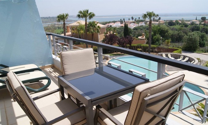 Alfarrobeira Apartment | Beautiful 2 Bedroom Apartment with Sea View near the Golf