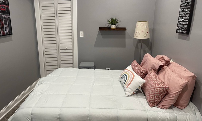 Woodlawn Apartment | Beautiful 2-Bedroom Apt Near University of Chicago
