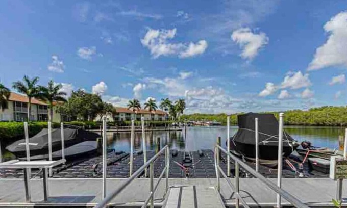 Naples Condo | Beautiful 2 bedroom condo with a dock, on the Gulf