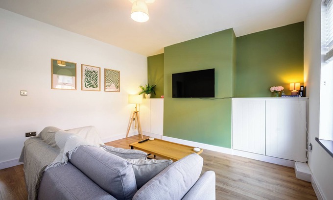 Atherton House | Beautiful 2 Bedroom Family Home in Atherton, Free parking