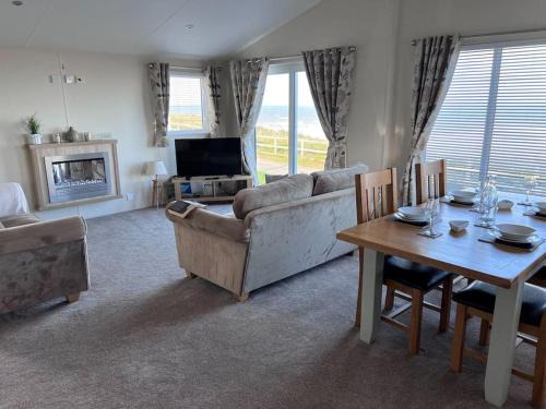 Crimdon House | Beautiful 2-Bedroom Lodge with Spectacular Views