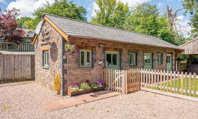 Usk Cottage | Beautiful 2 bedroom Stable conversion, Private HotTub, Dog Friendly
