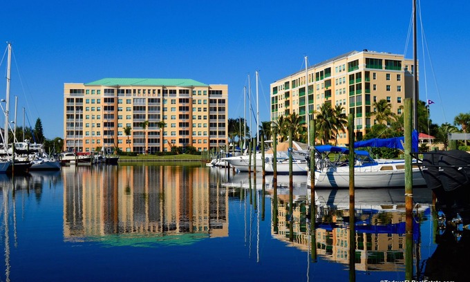Burnt Store Marina Condo | Beautiful 2 bedroom Condo in Harbor Towers @ Burnt Store Marina