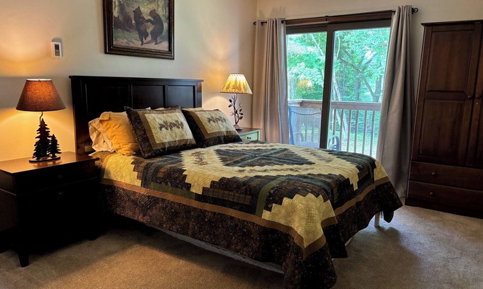 West Hartford House | Beautiful 2-BR 2.5-BA End Unit Townhome at Quechee Lakes