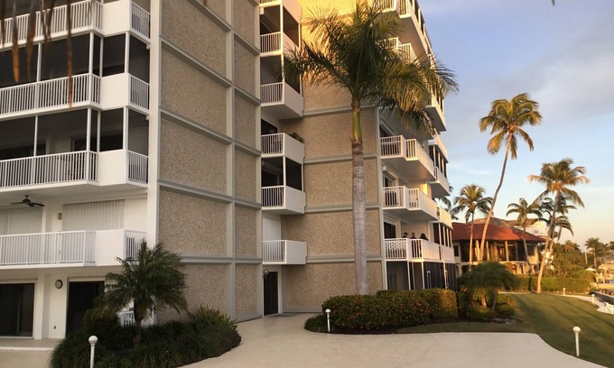 Isles of Capri Apartment | Beautiful 2 BR, 2 Bath condo on Isle of Capri, 5 mile to Marco Island n n