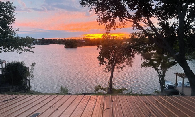 Irving House | Beautiful 2-story Lakefront Home @ Irving Lake - Sleeps 8