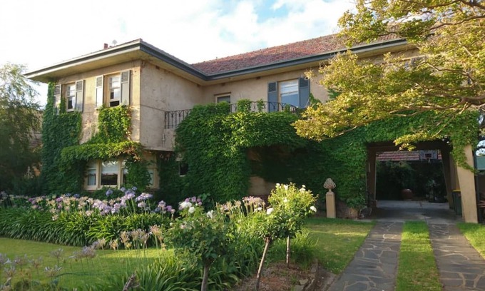 Glenelg House | Beautiful 2 story Manor close to beach and all