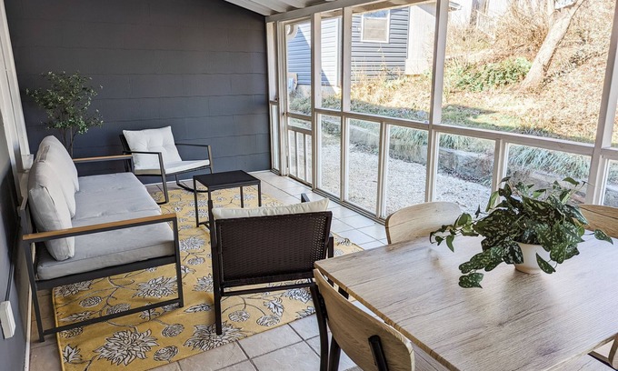 Marion House | Beautiful 2bd/2ba house in Downtown Marion minutes to Blueridge Pkwy/Lake James