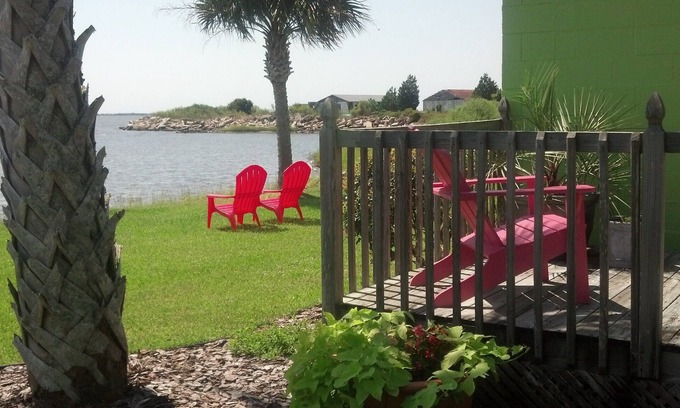 Newport Cottage | Beautiful 2bdrm Waterfront Cottage on Bogue Sound.