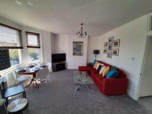 Weston-super-Mare Apartment | Beautiful 2BR Home close to Beachfront