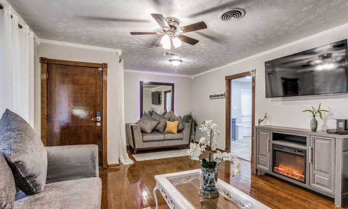 Edgebrook House | Beautiful 3 BD Fully Equipped Home Near Downtown