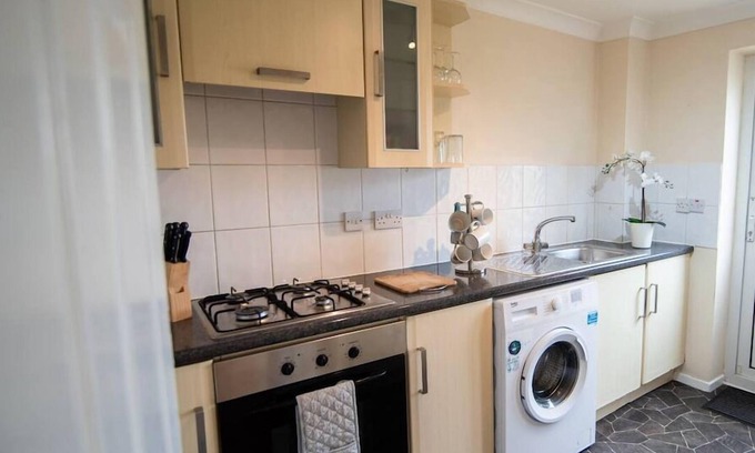 Basingstoke House | Beautiful 3 bed Abode - Sleeps 5