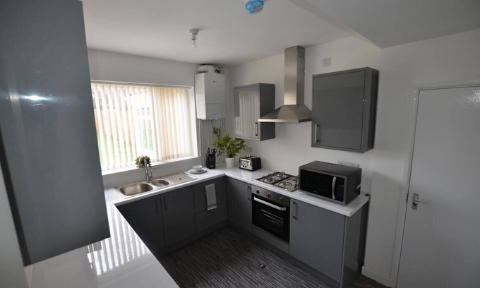 Wolverhampton House | Beautiful 3-Bed House in Wolverhampton