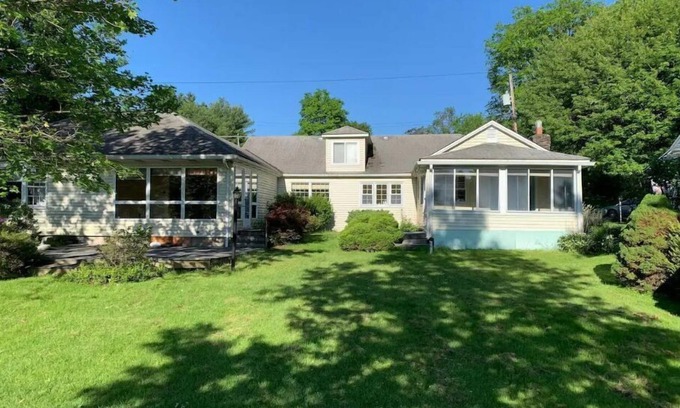 Sweet Valley House | Beautiful 3 Bedroom Lakefront Home
