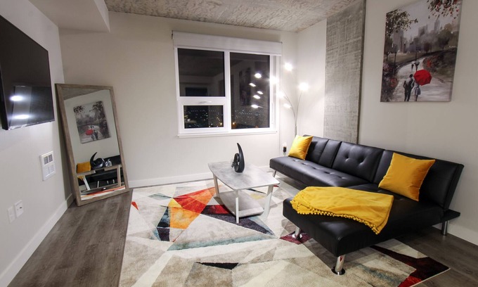 Southcenter Apartment | BEAUTIFUL 3 bedroom 2 bathroom skyrise with mountain view!