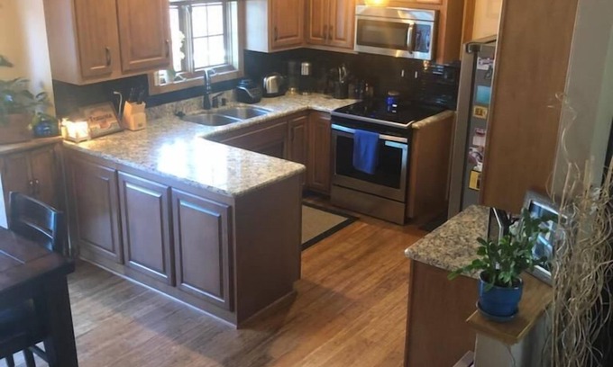 Ashwaubenon House | Beautiful 3 bedroom, 3 bathroom home just a short walk to Lambeau Field.