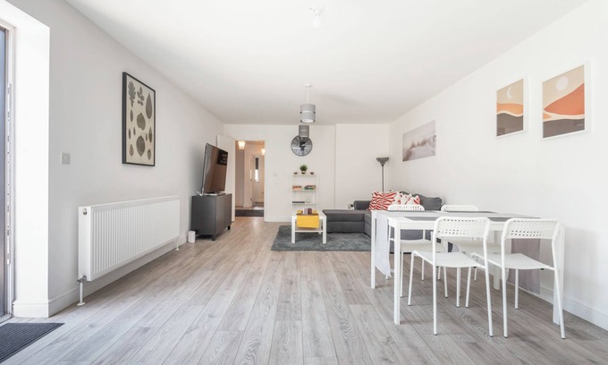 Royal Docks Apartment | Beautiful 3-bedroom family-home-style cozy apartment close to XL/LndnCityArprt