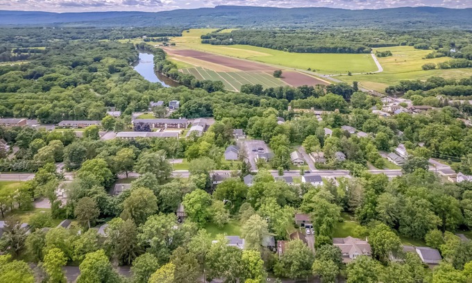 New Paltz House | Beautiful 3-bedroom house in New Paltz with AC, WiFi, SunDeck & Close to ALL