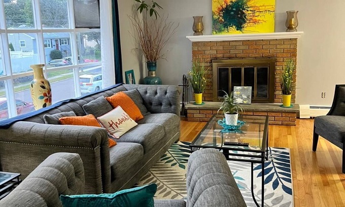 Stratford Apartment | Beautiful 3 Bedroom Home Stratford CT Close to Train, I95, Beach & Shopping