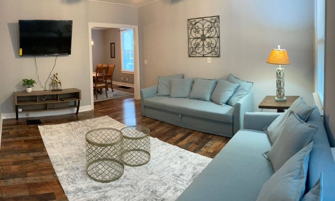 Hamilton House | Beautiful 3 bedroom house Downtown Hamilton near Spooky nook/Miami University