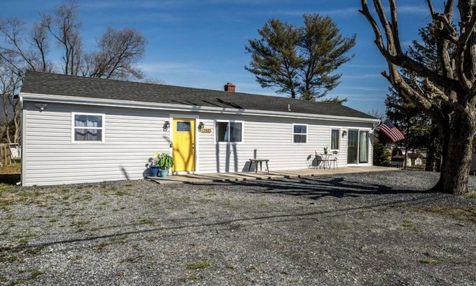 Elkton House | Beautiful 3 bedroom home with mountains views