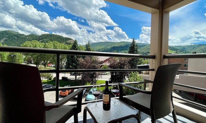 Avon Cabin | Beautiful 3-bedroom lodge/suite - Sleeps 6-8 - Avon Colorado