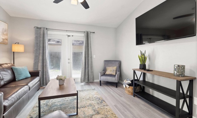 Gainesville House | Beautiful 3 Bedroom Home in Quiet Neighborhood
