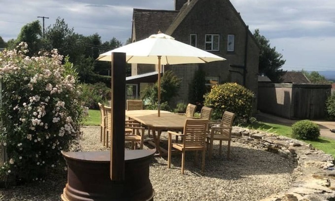 Dowdeswell House | Beautiful 3 Bedroomed Cotswolds Farmhouse