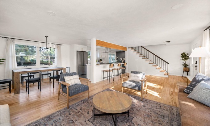 Spokane House | Beautiful 3 story villa with room for 17 people - outdoor POOL and indoor SAUNA