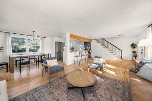 Spokane House | Beautiful 3 story villa with room for 17 people - outdoor POOL and indoor SAUNA