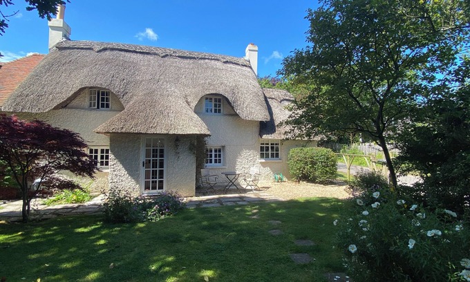 New Forest District Cottage | Beautiful 350 Year Old New Forest Thatched Cottage - Near The Sea