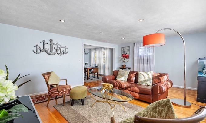 Waltham Apartment | Beautiful 3BD/1BA apartment W Parking 6733
