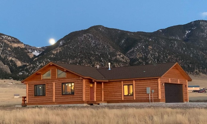 Ennis House | Beautiful 3bedroom log home w/breathtaking views in Madison Valley near Ennis,MT