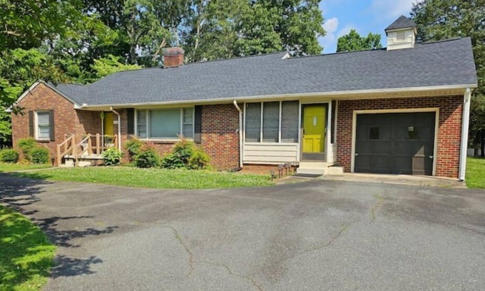 Burlington House | Beautiful 4 Bed Retreat near Elon College and The Burlington City Park.