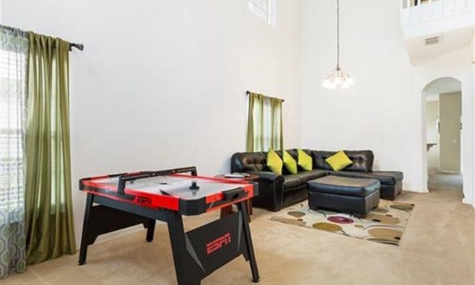 Highgate Park House | Beautiful 4 bed Vacation Home With Private Pool