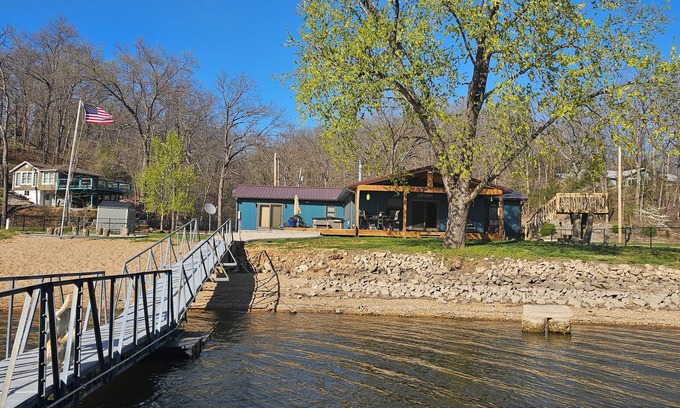 Barnett House | Beautiful 4 bedroom 2 bathroom lakeside cabin with large dock and sandy beach.