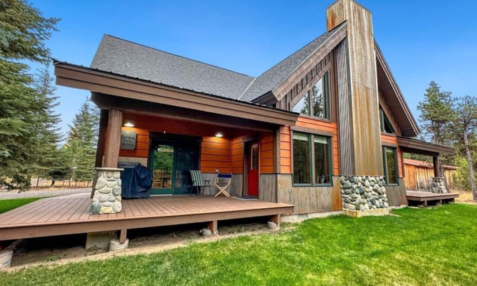 Donnelly Cabin | Beautiful 4 Bedroom Cabin. Near Cascade Lake!