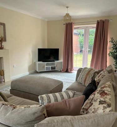 Loughborough Apartment | Beautiful 4-Bedroom Home for Groups & Families