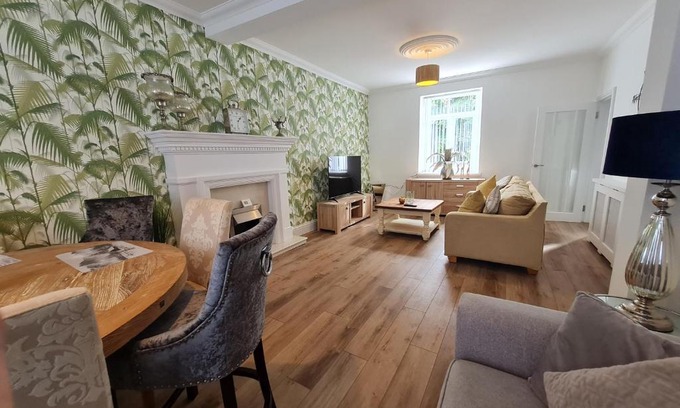 Park House | Beautiful 4 bedroom house near town centre. With Bike Store Perfect for Bike Park Wales