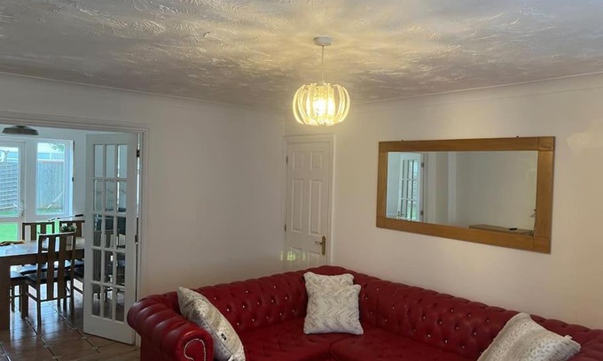 Greenwich House | Beautiful 4 bedroom home 3 bathrooms, Excellent location, Family, Group, Corporate, Contractor